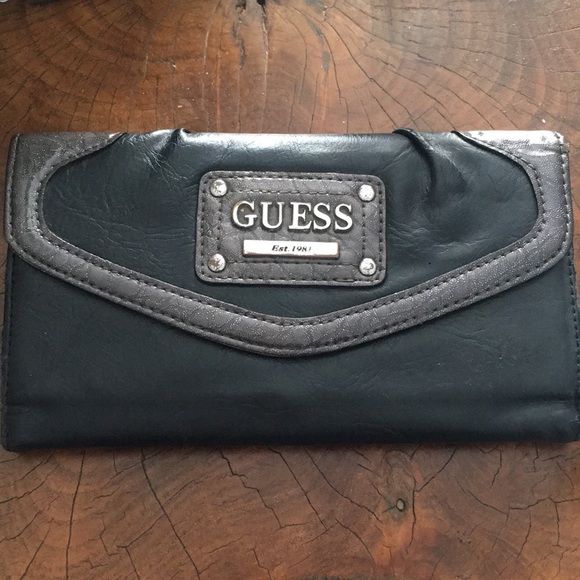 Guess wallet - Picture 1 of 3